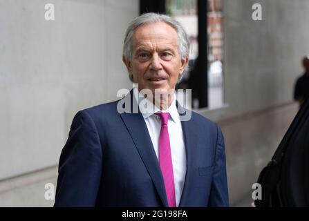 Londra, Regno Unito. 6 giugno 2021. L'ex primo ministro britannico Tony Blair ha visto lasciare la BBC Broadcasting House dopo essere comparso su Andrew Marr Show, Londra centrale, Regno Unito. 6 Giugno 2021. Credit: Martin Evans/Alamy Live News Foto Stock