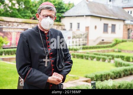 Worm, Germania. 06 giugno 2021. Il Cardinale Rainer Maria Woelki di Colonia è in viaggio verso un servizio festivo nella Cattedrale di Worms questa mattina. Woelki ha assicurato in una dichiarazione distribuita lo stesso giorno per la radio Cattedrale di Colonia che voleva spingere per i cambiamenti nella sua diocesi. In precedenza, era venuto sotto pressione dalle dimissioni del Cardinale Marx di Monaco per trarre le conseguenze anche dallo scandalo degli abusi nella Chiesa cattolica. Credit: Frank Rumpenhorst/dpa/Alamy Live News Foto Stock