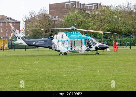 Un elicottero Air Ambulance sbarcò sui campi da gioco di Hythe Foto Stock