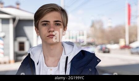 Ritratto serio studente ragazzo a piedi lungo la strada Foto Stock