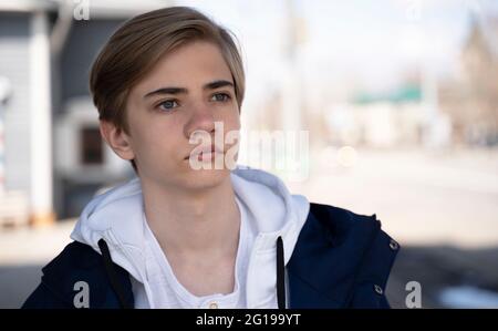 Ritratto serio studente ragazzo a piedi lungo la strada Foto Stock