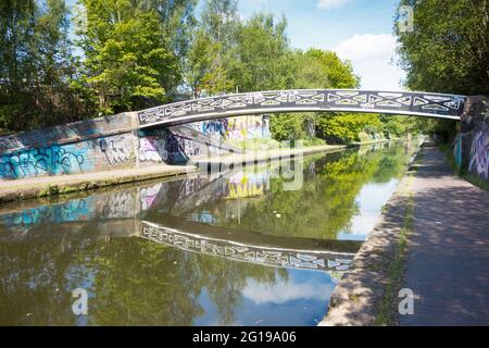 Ponti di canale in ghisa coperti di graffiti sul canale principale di Birmingham, Regno Unito Foto Stock