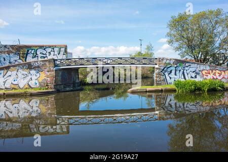 Ponti di canale in ghisa coperti di graffiti sul canale principale di Birmingham, Regno Unito Foto Stock