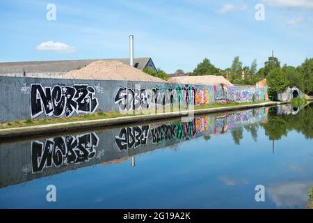 Il canale principale di Birmingham a Birmingham Regno Unito con molti graffiti che lo rendono molto scappato Foto Stock