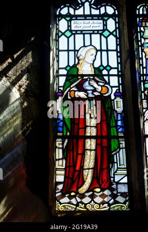 Mary vetrate, Chiesa di San Pietro e San Paolo`s, Scaldwell, Northamptonshire, Inghilterra, Regno Unito Foto Stock