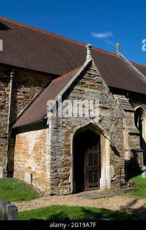 Il portico sud, St. Mary la Chiesa Vergine, Maidwell, Northamptonshire, Inghilterra, Regno Unito Foto Stock