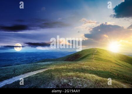 il concetto di cambiamento di giorno e di notte sopra il paesaggio di montagna in primavera. percorso attraverso prato in erba sulla collina con sole e luna. westhe meravigliose Foto Stock