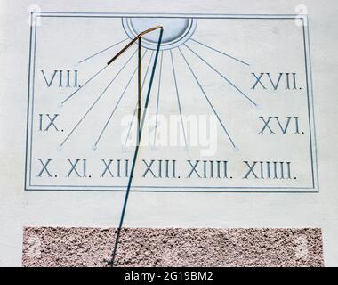 La meridiana mostra il tempo con la sua ombra, su una facciata di una torre della chiesa, campagna nella Repubblica Ceca. Foto Stock