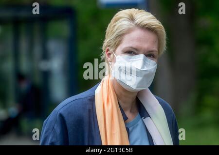 06 giugno 2021, Schleswig-Holstein, Lübeck: Manuela Schwesig (SPD), Ministro Presidente del Meclemburgo-Pomerania occidentale, indossa una maschera, arriva a un appuntamento per una passeggiata con il Presidente Federale Steinmeier. Foto: Markus Scholz/dpa Foto Stock