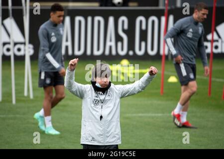 Seefeld, Austria. 06 giugno 2021. Calcio: Nazionale, campo di allenamento. Il coach nazionale tedesco Joachim Löw in azione durante la formazione. Credit: Federico Gambarini/dpa/Alamy Live News Foto Stock