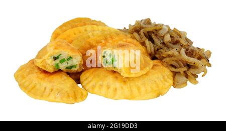 Gruppo di gnocchi Pierogi ripieni di patate e formaggi con cipolle fritte isolate su fondo bianco Foto Stock