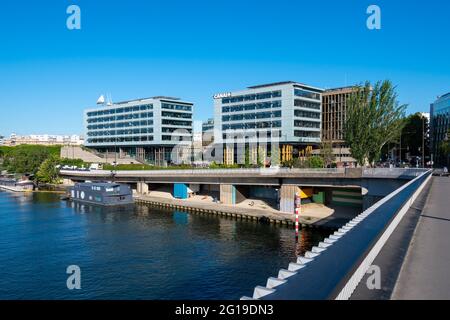 Vista esterna degli edifici della sede centrale di Canal+. Canal+ è un canale privato nazionale francese di pay TV incentrato sul cinema e lo sport Foto Stock