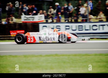 Bruno Giacomelli alla velocità nell’Alfa Romeo 179C durante le prove libere per il Gran Premio di Silverstone 1981. Foto Stock