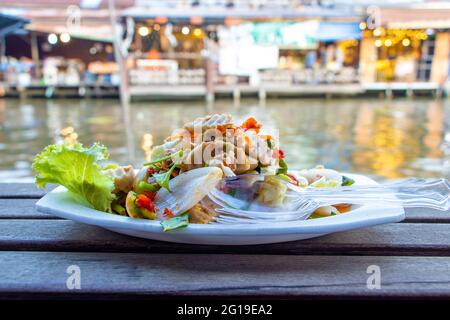 Insalata di salsiccia piccante vietnamita su piatto al mercato galleggiante Khlong Lat Mayom, Thailandia. Foto Stock