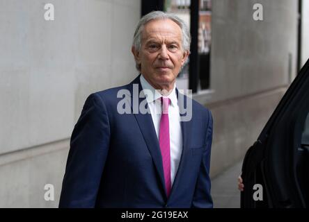 L'ex primo ministro britannico Tony Blair ha visto uscire dalla BBC Broadcasting House dopo essere comparso su Andrew Marr Show, nel centro di Londra, Regno Unito. 6 giugno 2021 Foto Stock