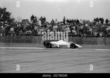 John Watson alla velocità nella McLaren MP4 durante le prove libere per il Gran Premio di Gran Bretagna 1981 a Silverstone. Foto Stock