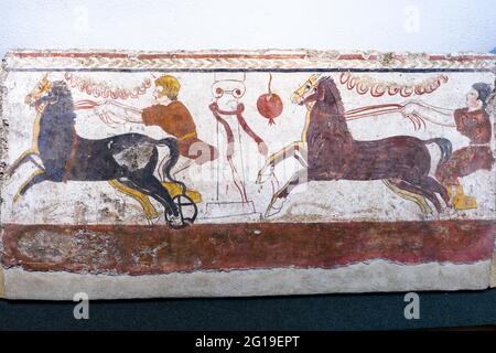 Affresco raffigurante la corsa dei carri a due cavalli Laghetto, Tomba X - lastra Nord (350 a.C.) - Area Archeologica di ​​Paestum - Salerno, Italia Foto Stock