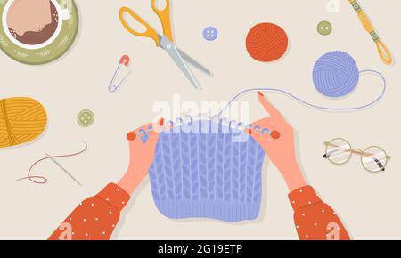 Processo di Unione. Palle di filato. Mani femminili con aghi e filo. Vista dall'alto del luogo di lavoro. Personalizza gli elementi del negozio. Illustrazione vettoriale disegnata a mano Illustrazione Vettoriale