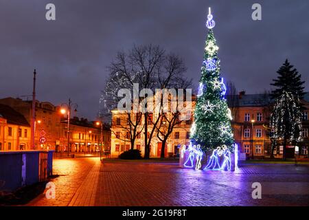 Tradizionale grande albero di natale di fronte al Municipio nel quartiere Podgorze di Cracovia, Polonia. Foto Stock