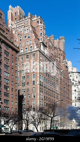 Il 720 Park Avenue è un alto e lussuoso edificio di appartamenti progettato da Rosario candela e costruito nel 1929 sull'Upper East Side di Manhattan. Foto Stock