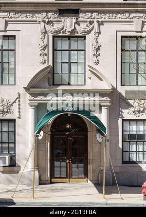 Il 720 Park Avenue è un alto e lussuoso edificio di appartamenti progettato da Rosario candela e costruito nel 1929 sull'Upper East Side di Manhattan. Foto Stock