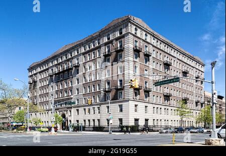 Graham Court, 1925 Adam Clayton Powel Jr. Boulevard, progettato da Charles W Clinton e William Hamilton Russell. Foto Stock