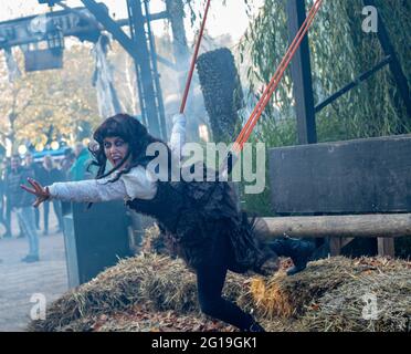 Gli attori e le giostre della cicatrice a Halloween Horror Nights, Walibi Holland Olanda Foto Stock