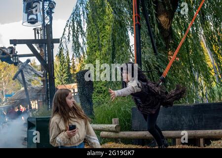 Gli attori e le giostre della cicatrice a Halloween Horror Nights, Walibi Holland Olanda Foto Stock