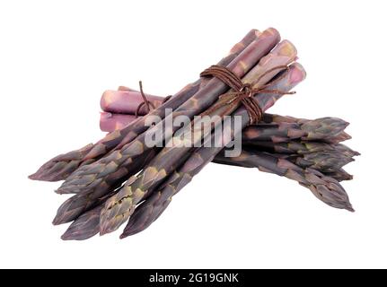 Spighe fresche di asparagi di insalata viola su fondo bianco Foto Stock