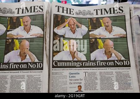Dominic Cummings il titolo del giornale Times Covid sulla prima pagina "Cummings rains Fire on No 10" Londra Inghilterra UK 27 maggio 2021 Foto Stock