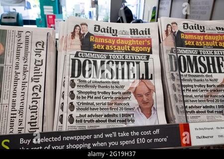 'Cummings Toxic Revenge' Domshell su Boris Johnson e Matt Hancock in prima pagina di Daily Mail il 27 maggio 2021 a Londra Inghilterra Regno Unito Foto Stock