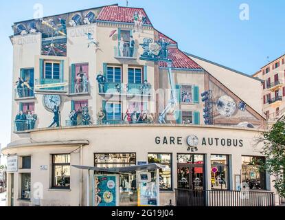 Fermata centrale degli autobus di Cannes, Francia, con murales che ricordano il festival del cinema e famosi attori visti a Cannes Foto Stock
