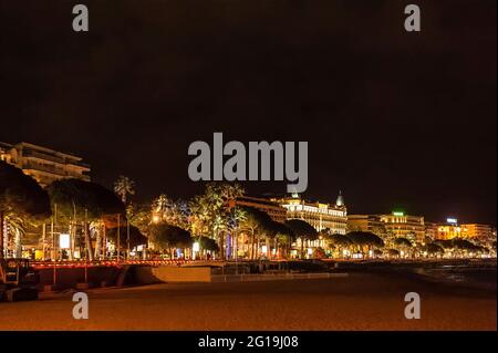 La Croisette di Cannes di notte. Foto Stock