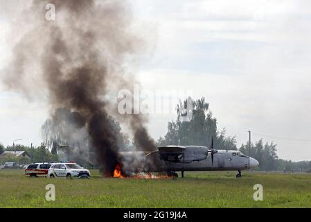 Non esclusivo: HAI, UCRAINA - 4 GIUGNO 2021 - UN aereo è visto in fiamme durante le esercitazioni speciali del Servizio di emergenza di Stato ucraino all'Inter Foto Stock