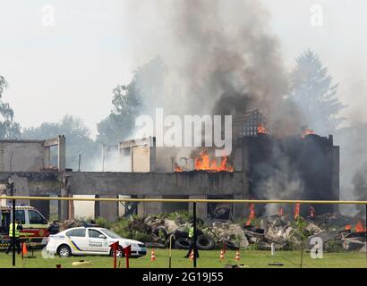Non esclusivo: HAI, UCRAINA - 4 GIUGNO 2021 - UN edificio è in fiamme durante le esercitazioni speciali del Servizio di emergenza dello Stato ucraino presso l'Interre Foto Stock