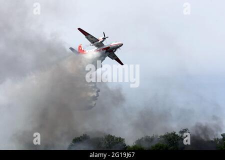 Non esclusivo: HAI, UCRAINA - 4 GIUGNO 2021 - UN aereo gocce d'acqua per dimostrare la lotta contro gli incendi durante gli esercizi speciali dell'Ucraina Foto Stock
