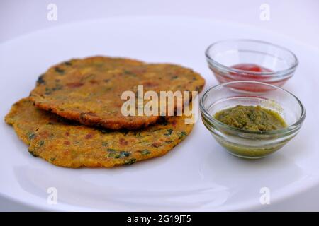 Varietà di pane piatto indiano thepla o paratha Foto Stock