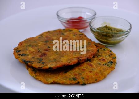 Varietà di pane piatto indiano thepla o paratha Foto Stock