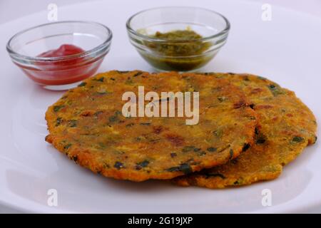 Varietà di pane piatto indiano thepla o paratha Foto Stock