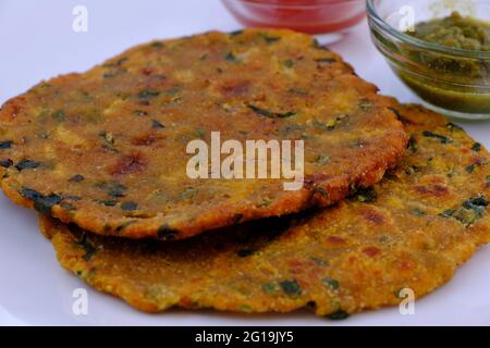 Varietà di pane piatto indiano thepla o paratha Foto Stock