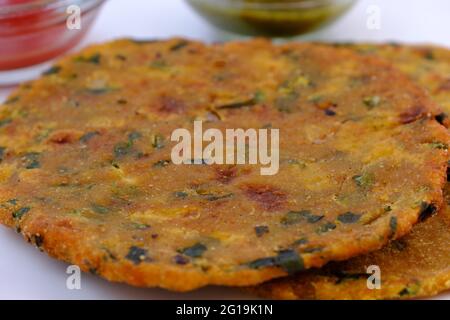 Varietà di pane piatto indiano thepla o paratha Foto Stock