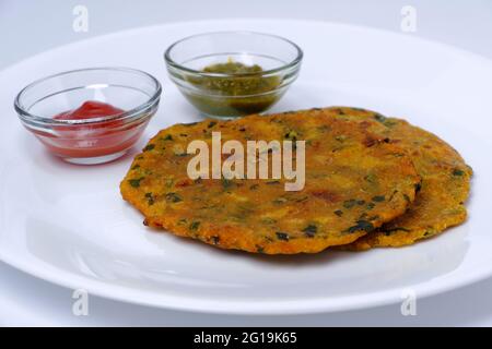 Varietà di pane piatto indiano thepla o paratha Foto Stock