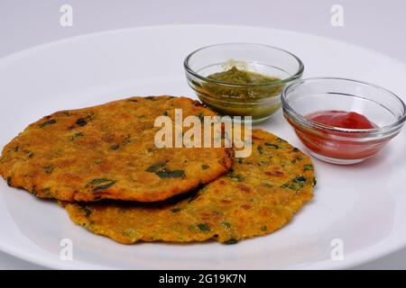 Varietà di pane piatto indiano thepla o paratha Foto Stock