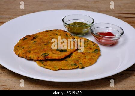 Varietà di pane piatto indiano thepla o paratha Foto Stock