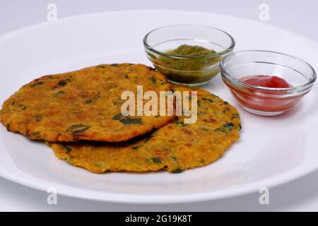 Varietà di pane piatto indiano thepla o paratha Foto Stock