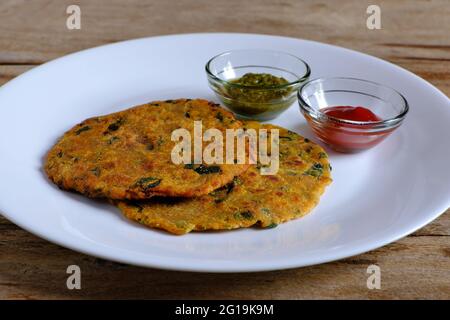 Varietà di pane piatto indiano thepla o paratha Foto Stock