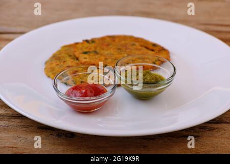 Varietà di pane piatto indiano thepla o paratha Foto Stock