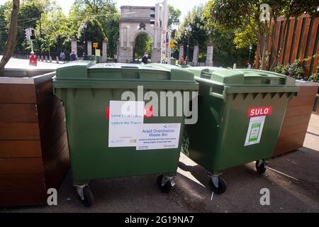 Bins in cima a Grafton Street nel centro di Dublino. Diciannove persone sono state arrestate per presunti reati di ordine pubblico a seguito di un'altra notte di disordini nel centro di Dublino. Bottiglie di vetro e altri missili sono stati gettati al gardai dopo che si sono scontrati con grandi folle riuniti in città il sabato sera. Data immagine: Domenica 6 giugno 2021. Foto Stock