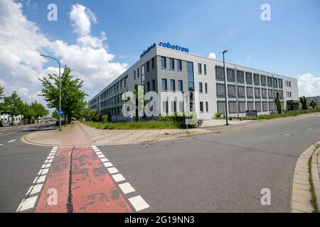 Dresda, Germania. 06 giugno 2021. Il centro di addestramento Robotron a Stuttgarter Straße. 230 dipendenti di Robotron Datenbank-Software GmbH ricevono la prima vaccinazione con il vaccino da BioNTech-Pfizer da parte di un team di vaccinazione mobile della DRK (Croce Rossa tedesca). Credit: Daniel Schäfer/dpa-Zentralbild/dpa/Alamy Live News Foto Stock