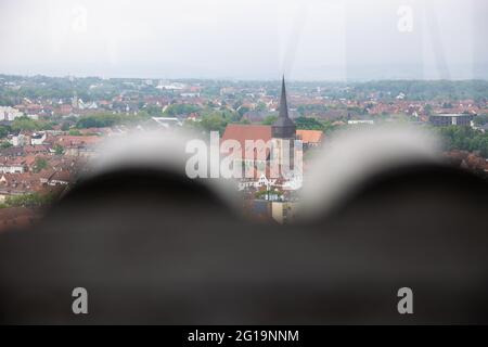 Hildesheim, Germania. 06 giugno 2021. Vista dalla torre della chiesa di Sant'Andrea, con 114.5 metri la torre della chiesa più alta della bassa Sassonia, alla chiesa di San Lamberti. La torre della chiesa più alta della bassa Sassonia può essere nuovamente scalata. Credit: Moritz Frankenberg/dpa/Alamy Live News Foto Stock